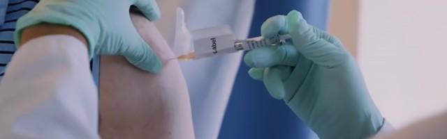 Umro muškarac koji je prvi primio vakcinu protiv kovida