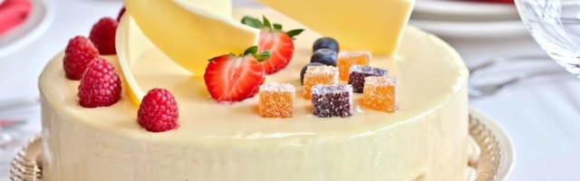 Torta od belog vina i čokolade popravlja raspoloženje, a sprema se po principu "smuti i prospi"