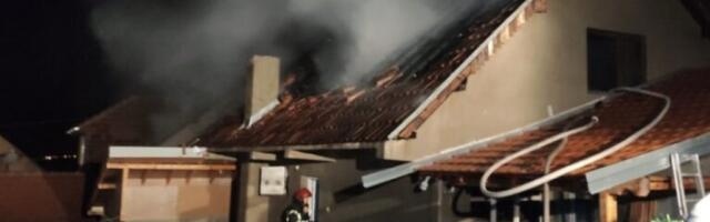 Požar uznemirio Kragujevčane! Zapalio se krov kuće, vatrogasci sprečili širenje vatrene stihije