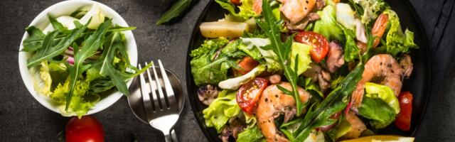 Salata sa rukolom, škampima i tikvicama