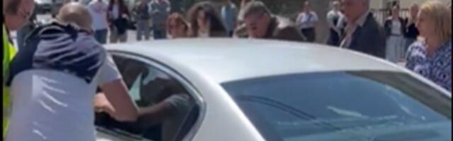 Incident tokom 16 minuta ćutanja: Automobilom na građane (VIDEO)