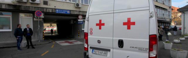 MUŠKARAC PIJAN RAZBIO ULAZNA VRATA, A ZATIM NAPAO I POVREDIO DOKTORA I MEDICINSKU SESTRU Haos u bolnici u Zemunu