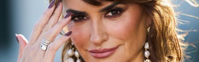 Penelope Kruz ostavlja bez daha: Grudi skoro izletele iz haljine - zapalila crveni tepih (FOTO)