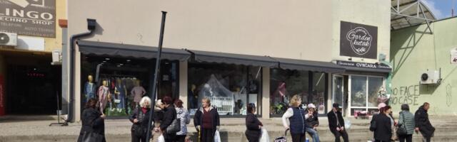 Kako Kragujevčani čekaju gradski prevoz? Dostojanstveno sigurno ne! Stajališta nedostojna čoveka, na mnogim mestima nikakvog zaklona ni nema (FOTO)