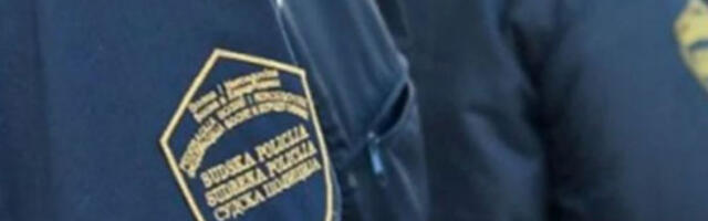 Судски полицајац неспретно руковао пиштољем, ранио самог себе