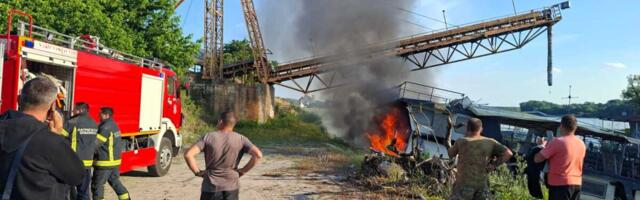 ZAPALIO SE BROD NASUKAN U APATINU: Vatrogasci se i dalje bore sa vatrom (FOTO)