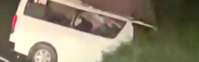 POGINULA TRI POREZNIKA! Vozilo naletelo na slona u Ugandi! (VIDEO)
