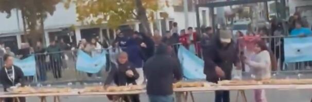 NEVEROVATNA SCENA U ARGENTINI: Hteli da obore svetski rekord sa džinovskim sendvičem od 750 metara, ali je onda nastao stampedo za hranom! (VIDEO)