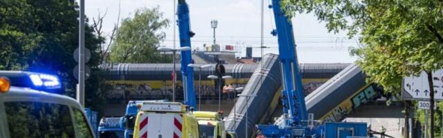 IMA POGINULIH! Najgora noćna mora u centru grada! VOZ PAO S MOSTA, VAGONI SE SURVALI KAO DA SU IGRAČKE (VIDEO)