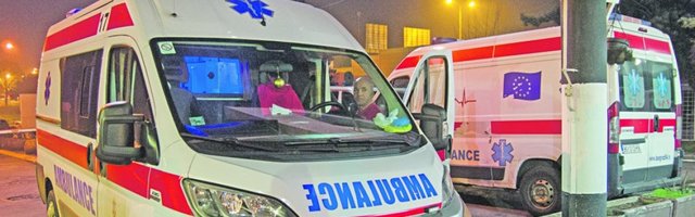 Udes na Smederevskom putu: Kolima se zakucao u banderu, sa teškim povredama prevezen na VMA