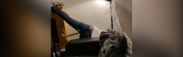 Kad ujak uzme igračku: Pijan "nabada" vazduh i lomi (VIDEO)