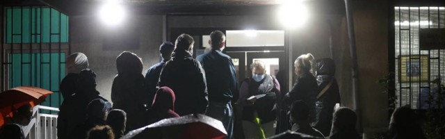 Došli ovi nevakcinisani da nas komentarišu - neverovatne slike gužvi pred kovid ambulantom u Zemunu