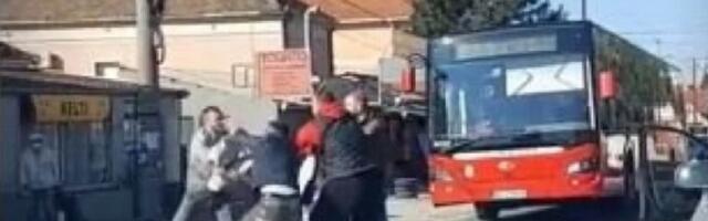 Pukli smo: Pesničenje usred bela dana (VIDEO)