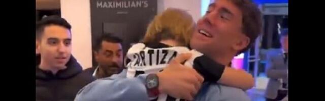 "Što plačeš, srećo": Vlahović u zagrljaju mališana (VIDEO)