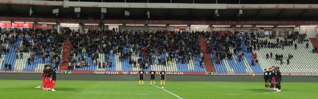 Delije odale počast žrtvama tragedije u Novom Sadu (FOTO)