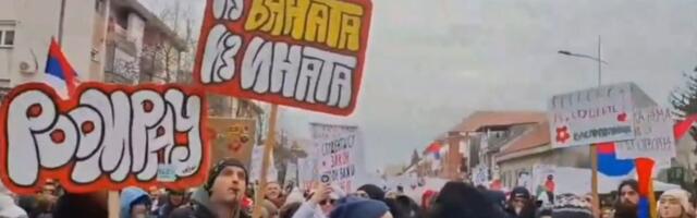 "Pretnje i otkazi samo zato što podržavaju svoju decu studente": Vrščani proveli noć ispred opštine