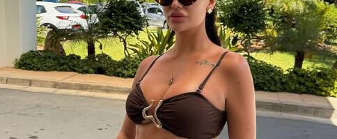 KAĆA GRUJIĆ (33) ZAHVALJUJUĆI OVOM REŽIMU ISHRANE SE PREPOLOVILA: Pevačica sada podelila sliku u bikiniju i ljudi trljaju oči kako izgleda