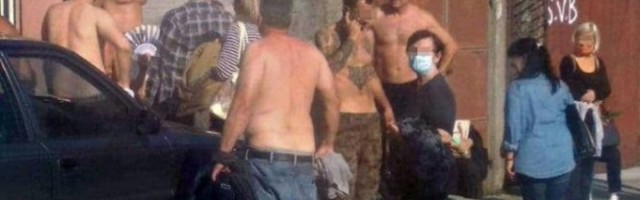 ŠOK SCENA U CENTRU BEOGRADA! Polugoli ljudi stoje u redu i čekaju da ih NEKO ISPRSKA LEKOM PROTIV KORONE?!