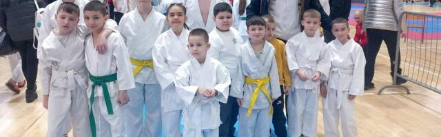Karate klub “SHINOBI” osvojio 15 zlatnih medalja u drugo mesto na internacionalnom turniru u Leskovcu