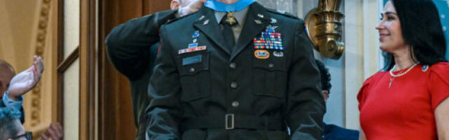 Медаља части пилоту који је учествовао у хапшењу Мадура