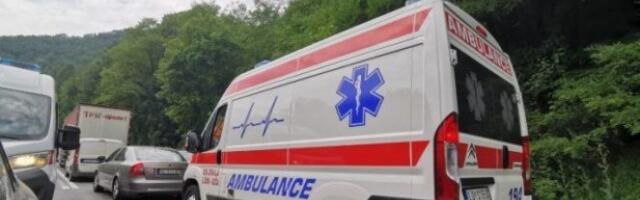 TEŠKA SAOBRAĆAJNA NESREĆA KOD APATINA! Jedna osoba poginula, dvoje ljudi povređeno