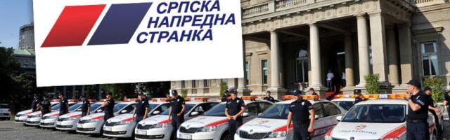 SNS jurišnici uz pomoć komunalne milicije postavili transparent "Vojvodina Republika" (FOTO)