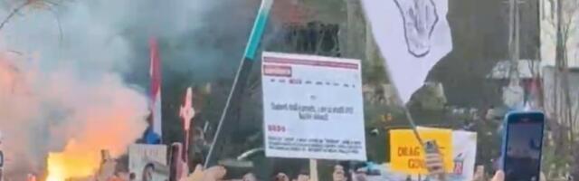 BLOKADERI ZAPALILI BAKLjE ISPRED INFORMERA: Drže zaposlene novinare kao taoce i divljaju (VIDEO)