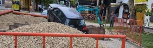 Mortus pijana sletela u kanal: Teška saobraćajka u Bečeju (FOTO)