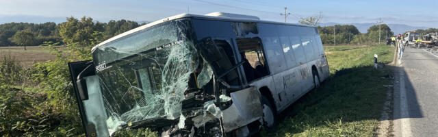 (FOTO) KRVAVO JUTRO KOD ČAČKA: Sudar auta i autobusa, poginuo vozač putničkog vozila