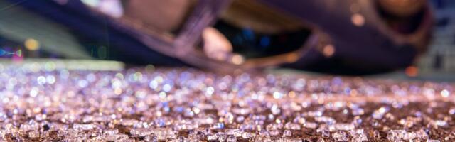 Udes u Čačku: Automobil završio na krovu, delovi rasuti, policija na licu mesta