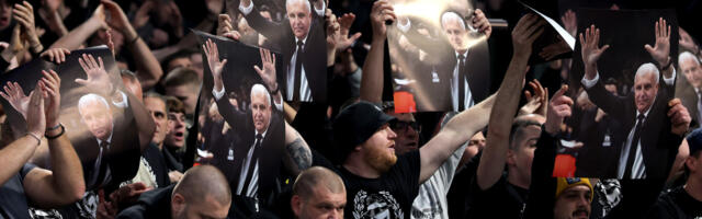 Neverovatne scene: Biznismen napustio Partizan zbog Žoca, pa delio majice sa njegovim likom u Areni