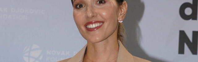 JELENA ĐOKOVIĆ pozirala otkopčanih farmerki,  a za to ima dobar razlog - mreže gore! (FOTO)