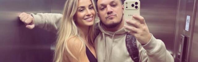 Gastoz uživa s plavušom, izgleda kao živa Barbika! Sprema mu kafu u stanu, na sebi nosi roze čipku: "Bez..."