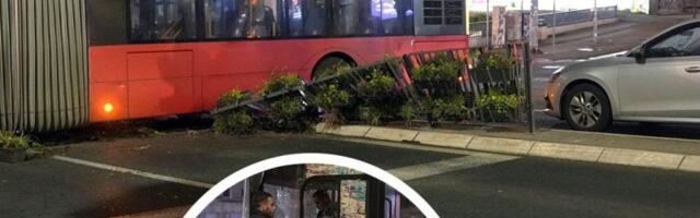 JEZIVI PRIZORI SA MESTA NESREĆE NA BRANKOVOM MOSTU! Vozač autobusa izgubio svest, pa probio zaštitnu ogradu - Građani RAZBILI STAKLO da ga izvuku! (FOTO, VIDEO)