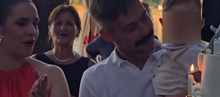 Torta od tri sprata i kruna za slavljenika: Milan Vasić proslavio sinu prvi rođendan, sve oči uprte u njegovu suprugu