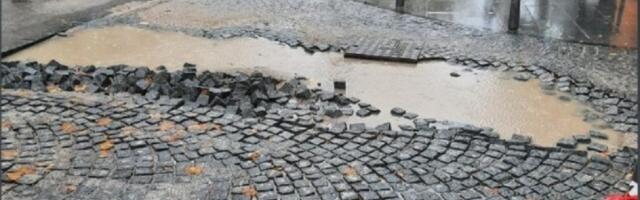 VESIĆU, VESIĆU: Kocke u raspadu, a na ulici bare (FOTO)