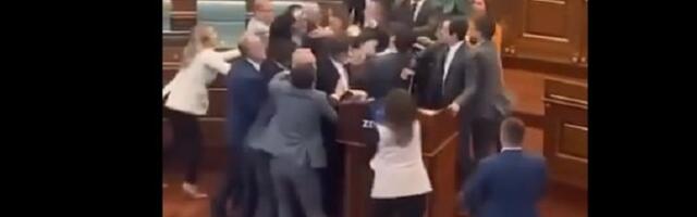 Tuča u Skupštini Kosova, Kurti poliven vodom (VIDEO)