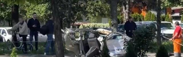 AUTOMOBIL PREPOLOVLjEN, LEKARI SE JEDNOJ OSOBI BORE ZA ŽIVOT: Jeziv snimak sa mesta teške saobraćajne nesreće (VIDEO)