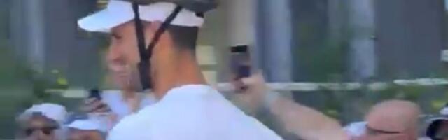 Novak na trening došao sa kacigom (VIDEO)