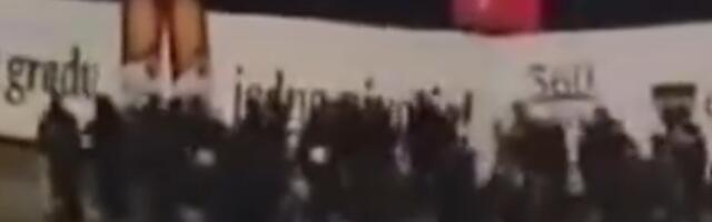 Hrvatski huligani zapalili grad! Rat na ulicama uznemirio obične ljude! (VIDEO)