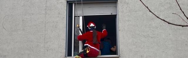 Deda Mrazovi niške Gorske službe i ove godine podelili paketiće mališanima na Dečijoj klinici