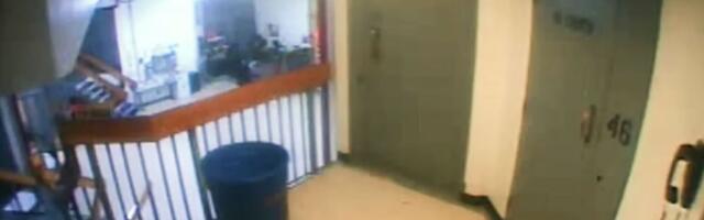 Snimak iz zatvora gde je bio Epstajn trese Ameriku: Ko to hoda ka njegovoj ćeliji u noći kad je umro?