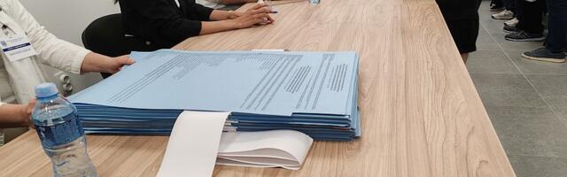 Posmatrači zabeležili brojne nepravilnosti: Slikanje i iznošenje listića, paralelni spiskovi, dovoženje birača