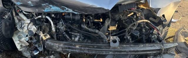 PORŠE POTPUNO SMRSKAN, OTPALI MU TOČKOVI! Vozač luksuznog automobila se zakucao u benzinsku pumpu! (FOTO)