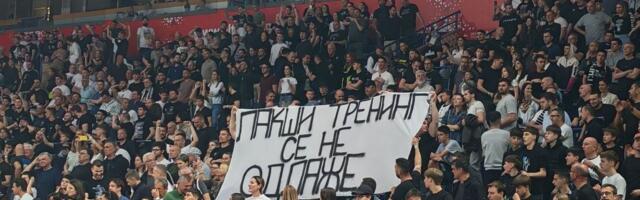 Mnogima je promakao transparent Grobara i prozivka za Obradovića i Zvezdu: "Lakši trening se ne odlaže"