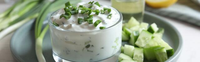 Ovaj domaći namaz prvi plane sa stola: Ide uz roštilj, krompir i vruć hleb