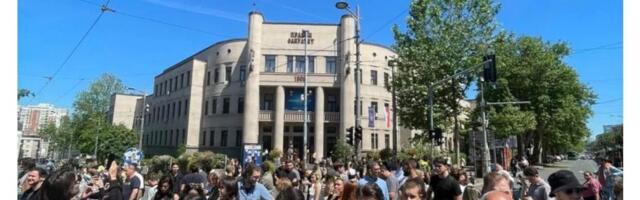 Evo ko je sve prisustvovao i nemo posmatrao kako blokaderi tuku ljude ispred Pravnog fakulteta (FOTO/VIDEO)