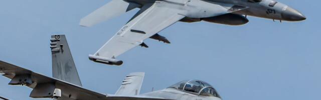 Spektakularni snimci sudara: Dva EA-18G Growler zakačeni u vazduhu i zajedno se ruše ka zemlji