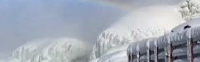 Lepa strana velike hladnoće, na temperaturi i do -18, prelepi Nijagarini vodopadi odaju bajkovit prizor