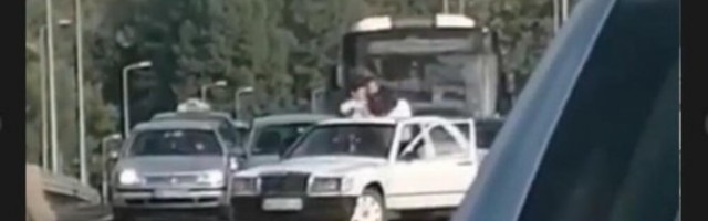 ŽESTOKA TUČA NA MOSTU NA ADI! SEVALE PSENICE! Zaustavili saobraćaj, izašli napolje, a onda je krenula FRKA!